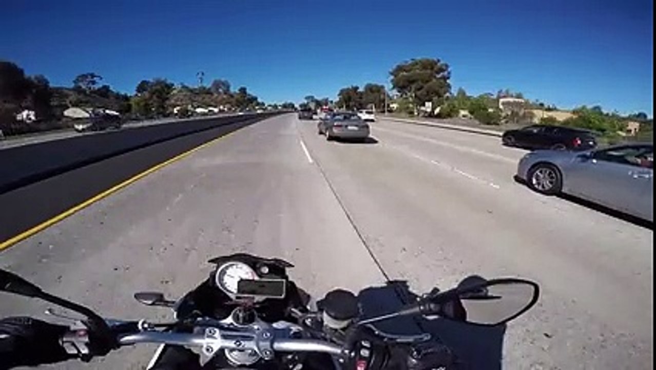 Araba Camından Ayağını Çıkaran Kıza Motorcu Bakın Ne Yaptı!