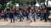 Découvrez la danse qui fait fureur chez les jeunes et les moins jeunes !