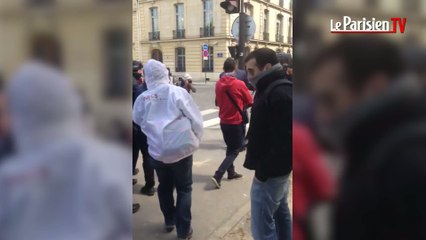 Loi Travail : quand Patrick Balkany se mêle à un groupe de manifestants