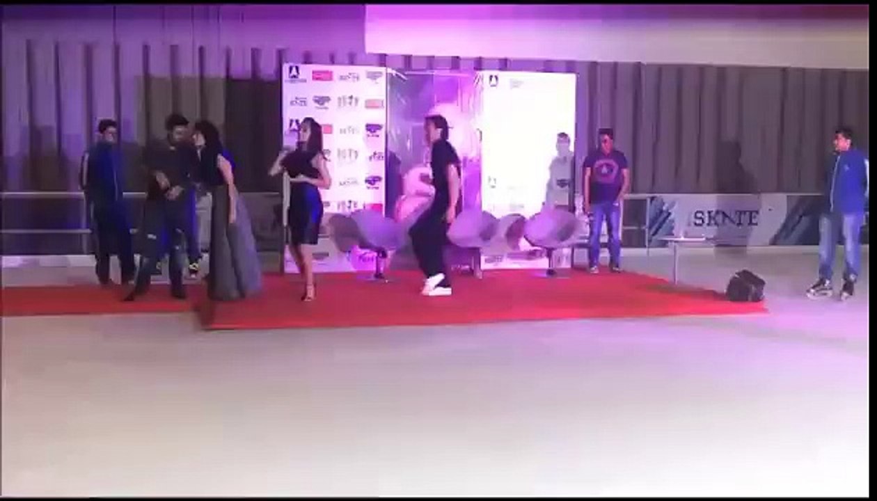Shraddha Kapoor and Tiger Shroff Dancing togeher in Delhi - Baaghi Promotions