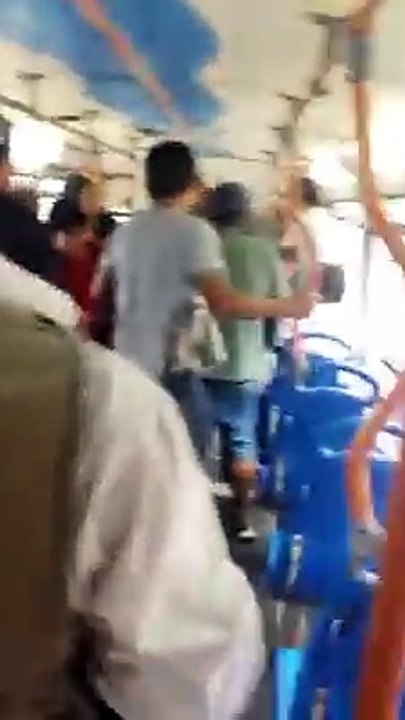 Reacción de un delincuente al verse acorralado por pasajeros en un autobús