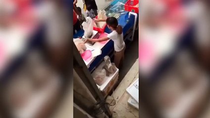 Ils ont mis une caméra cachée pour piéger une poissonnière voleuse !