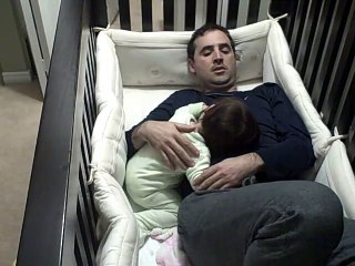 Ce papa pense avoir trouvé une solution pour calmer sa fille ... mais la suite est inattendue !