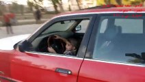 A 3 ans, il fait des dérapages avec la voiture de son père !