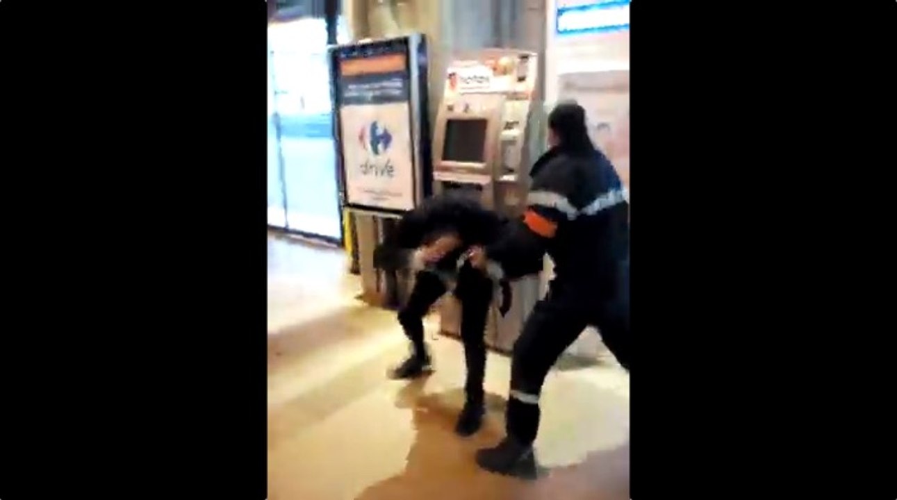 Un agent de sécurité frappe un SDF dans la gare d'Amiens