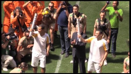 Aterriza en Brasilia la llama olímpica ensombrecida por la crisis política