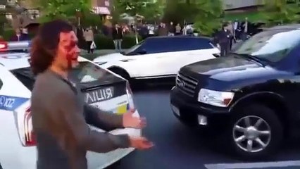 Cet ancien lutte résiste à 7 policiers !