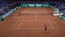 Un tennisman pète un plomb et explose trois raquettes