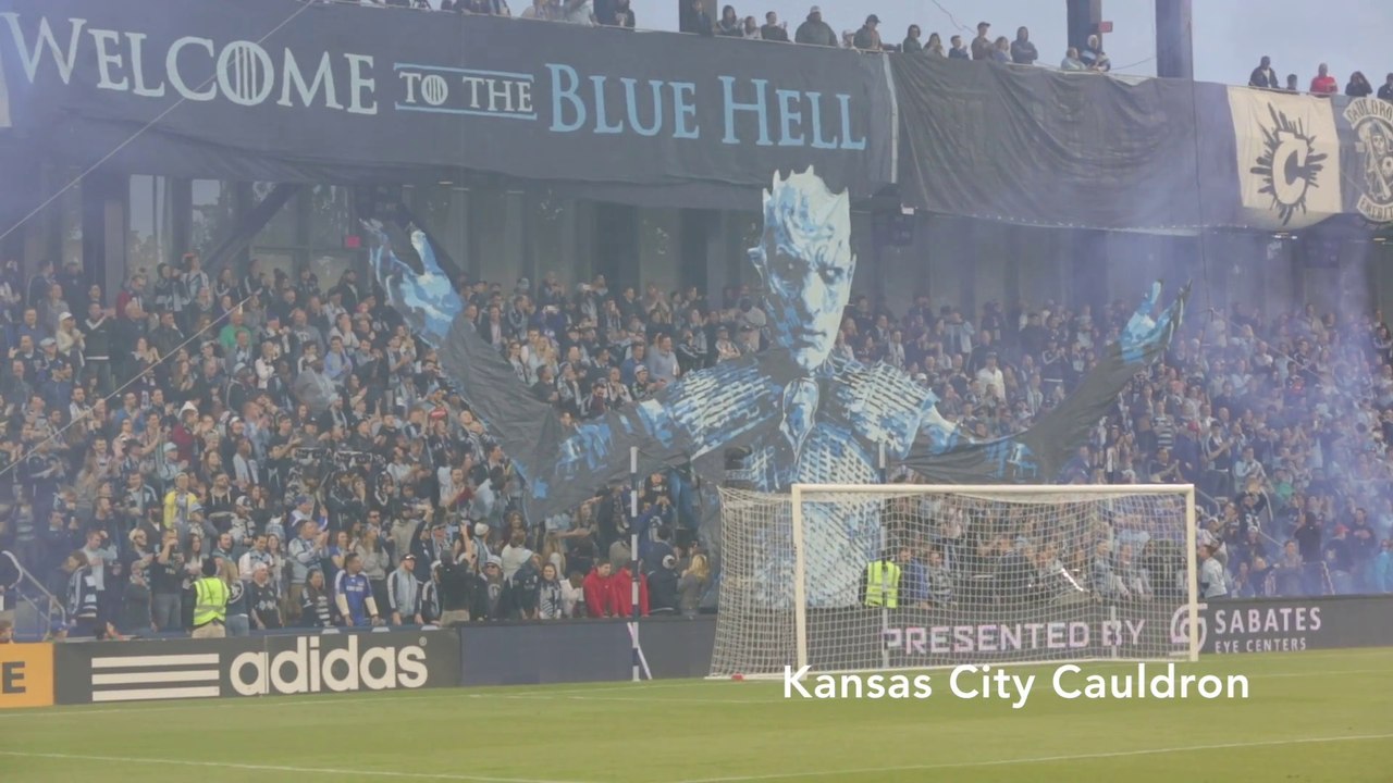 Un tifo géant "Game Of Thrones" sorti par des supporter de foot aux Etats-Unis - Kansas City FC