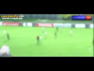 Sahaya Dalıp Futbolcularla Oyun Oynamaya Çalışan Sevimli Köpek