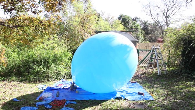 Se mettre à l'interieur d'un ballon géant et le faire exploser... Expérience douloureuse