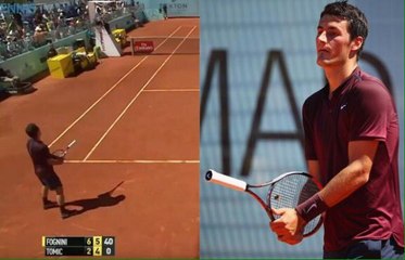 Bernard Tomic tente de retourner avec le manche de sa raquette sur une balle de match