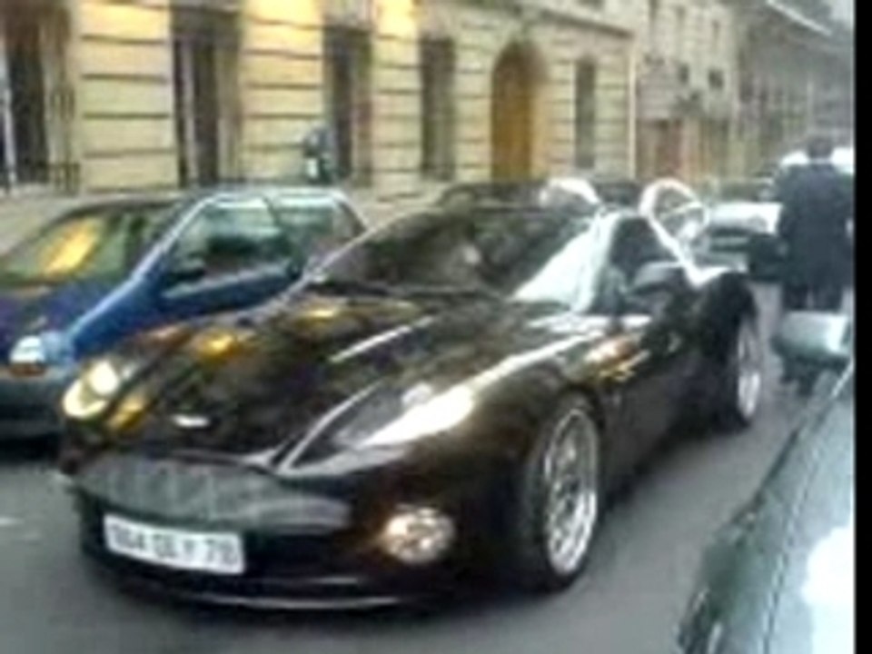 Anelka dans son Aston Martin Vanquish