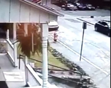 Quand tu oublies le frein à main de ton camion de démenagement... FAIL