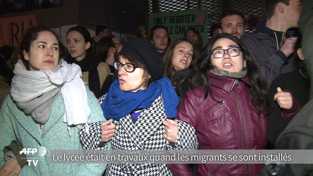 Des manifestants protestent lors de l’évacuation des migrants du lycée Jean Jaurès à Paris