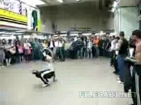 Mechant coup de pied dans la tete