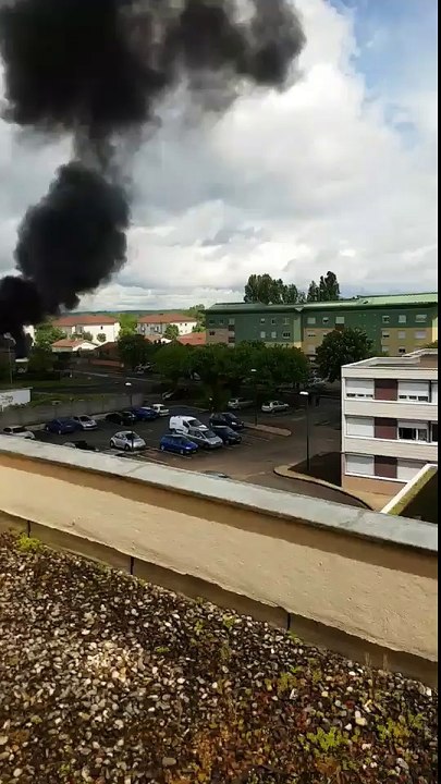 En vidéo, le spectaculaire incendie d'un tracteur à Saint-Laurent-sur-Saône