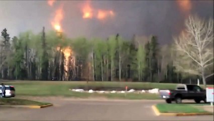 Terrible incendie qui encercle une ville au canada