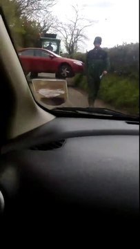 Des fermiers transportent une voiture qui était mal garée LOL
