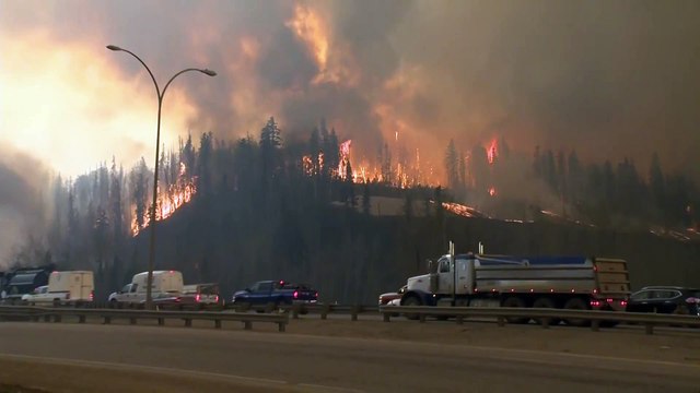 Un énorme incendie se propage derrière un journaliste en direct à la Télé