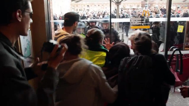 Les portes vitrées du McDonald's de Toulouse détruites par les CRS