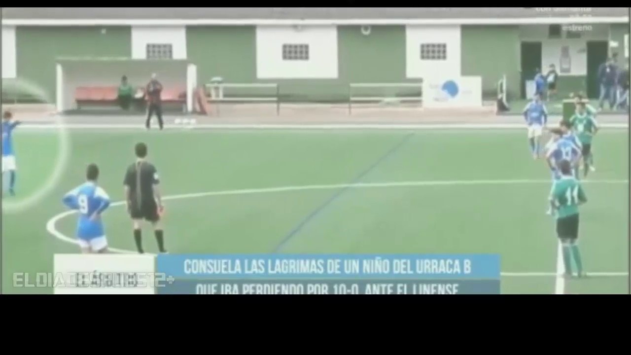 L'arbitre console un joueur qui pleure