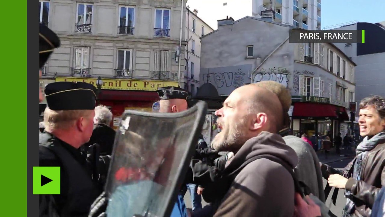 Paris : bras de fer entre les CRS et des militants s'opposant à l'évacuation du lycée Jean-Jaurès