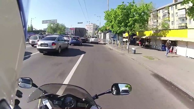 Un motard abandonne sa moto pour stopper un voleur en plein trafic