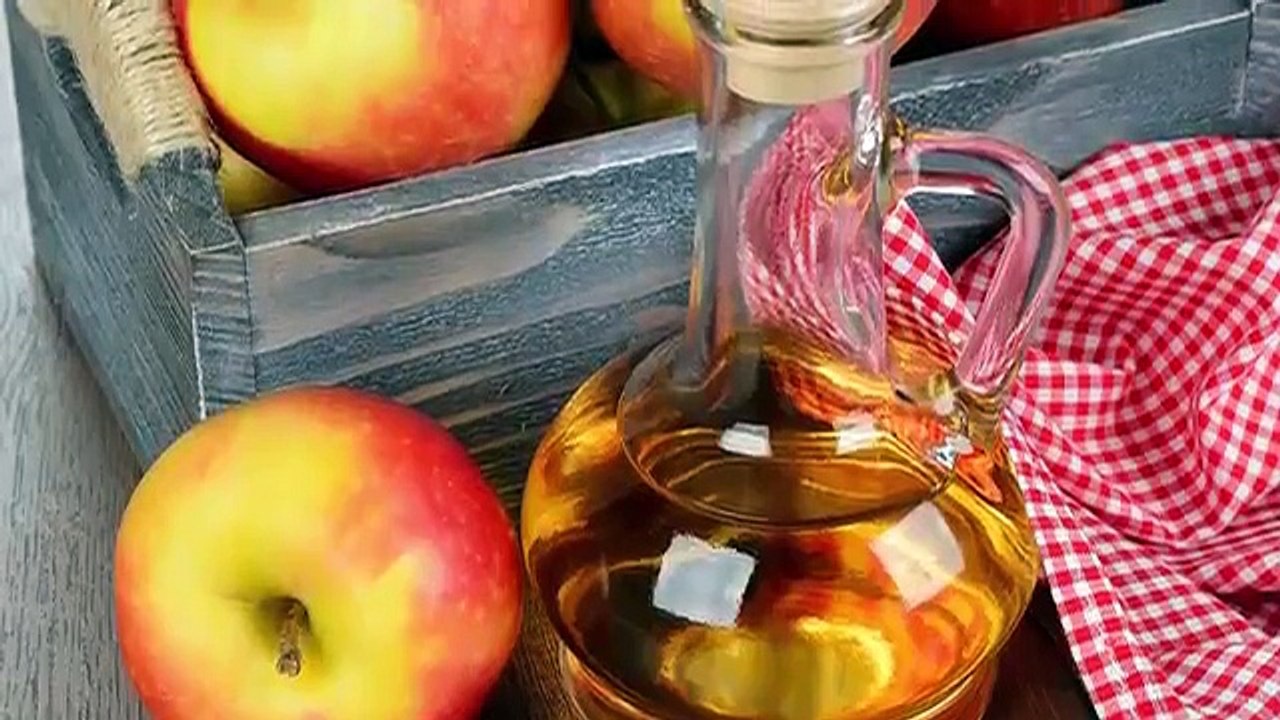 Il mélange trois produits qu'on a tous à la maison. Quand il l'applique sur ses dents? Incroyable!