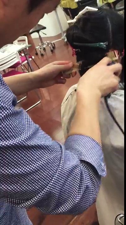 She is getting a Undercut… 姑娘把头发剃啦