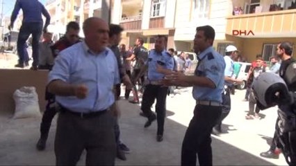 Şanlıurfa Kamyonetin Altında Kalan Çocuk Öldü, Yakınları Aracı Taşladı
