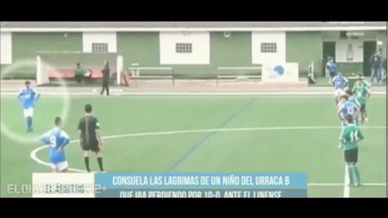 Alors que son équipe prend une fessée, un footballeur se fait consoler par l'arbitre