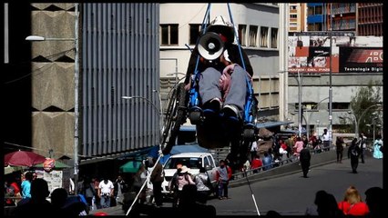 Discapacitados protestan en Bolivia colgándose de puente en silla de ruedas