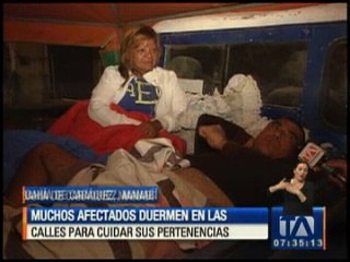 Muchos afectados duermen en las calles para cuidar sus pertenencias