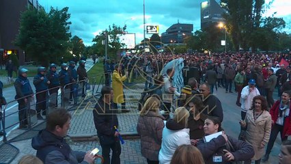 Protesta dhe kundër-protesta në 9 qytete