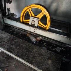 Queda assustadora de um elevador