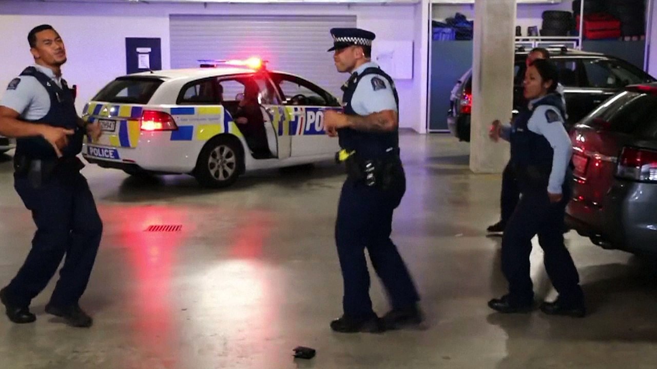 Des agents de police s'affrontent pendant un "running man challenge"