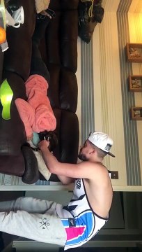 Il coupe les cheveux de sa copine alors qu'elle dort ! Pire blague de couple