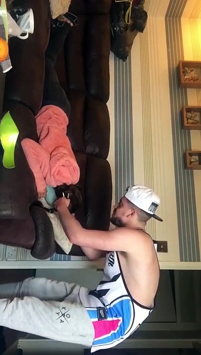 Il coupe les cheveux de sa copine alors qu'elle dort ! Pire blague de couple