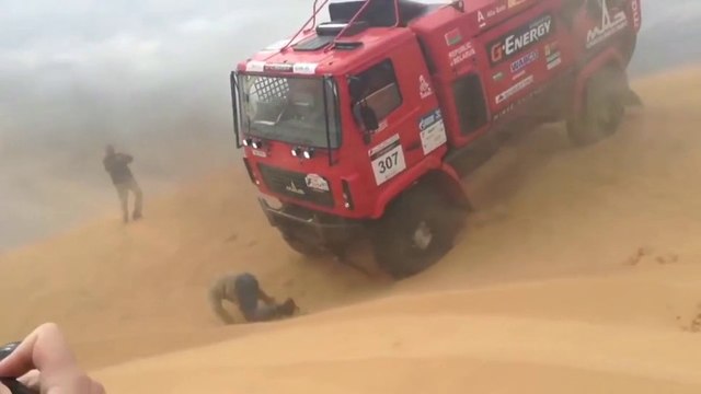 Un camion de Rallye roule sur un photographe en pleine course