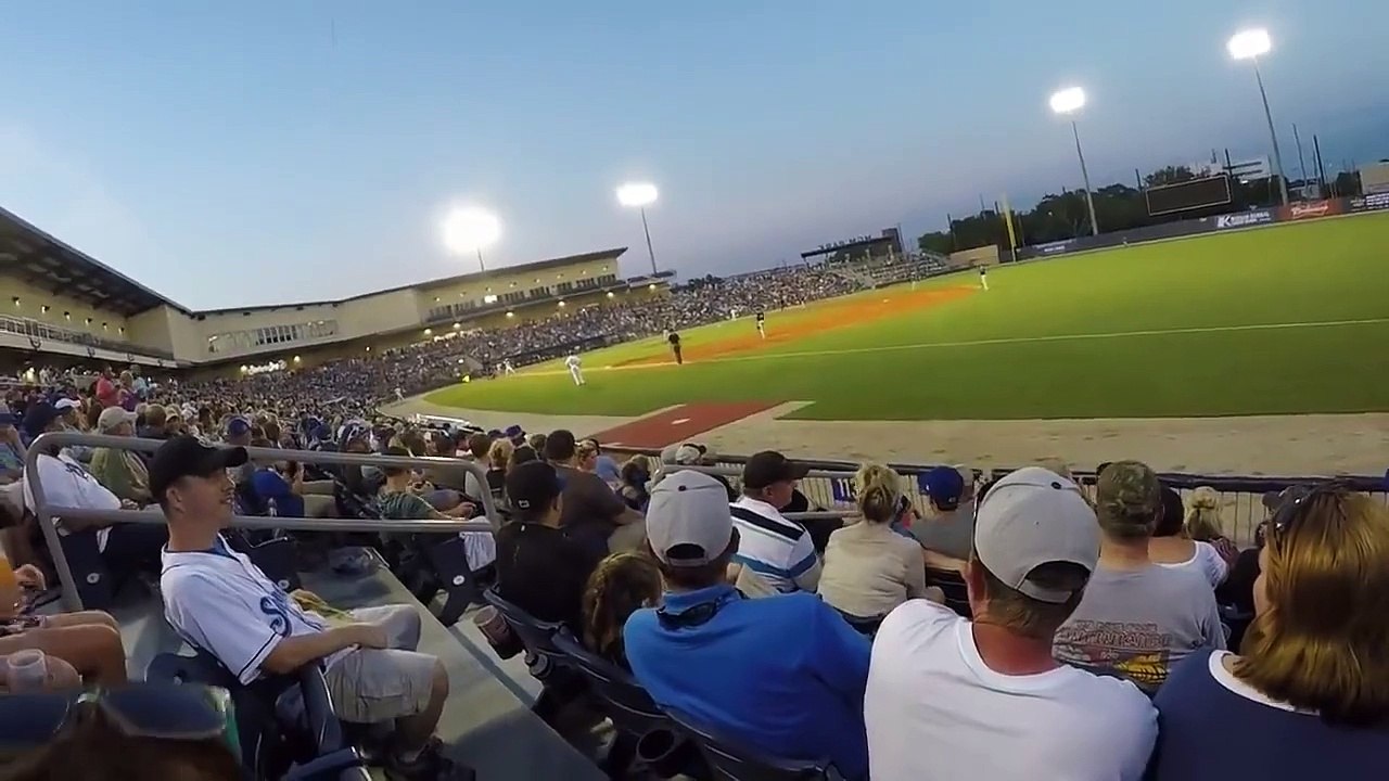 Ce fan de baseball réalise le "catch" parfait en plein match depuis les tribunes