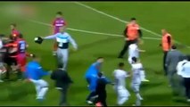 Turchia: invasore insegue arbitro, giocatore lo stende con calcio volante!