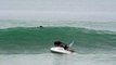 Un petit bateau de surfeur balayé par des vagues énorme comme une vulgaire coquille de noix