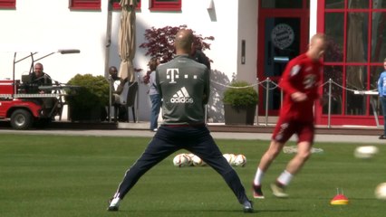 Bayern fans applaud Pep Guardiola