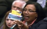 Diputada le mostró los medicamentos vencidos a la bancada oficialista