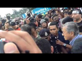 'Reformasi' sambut Mahathir di demo bantah GST