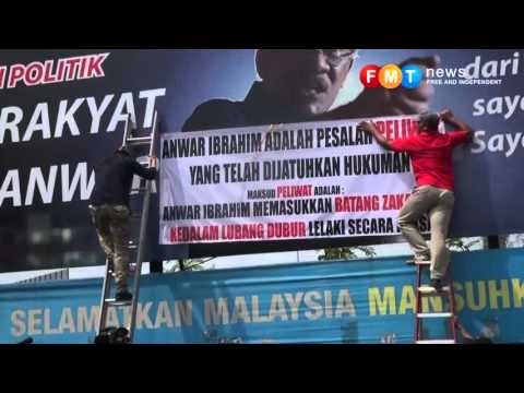 Jamal naikkan kain rentang