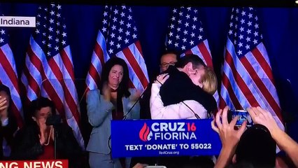 Ted Cruz se rend pas compte qu'il donne un coup de coude au visage de sa femme!