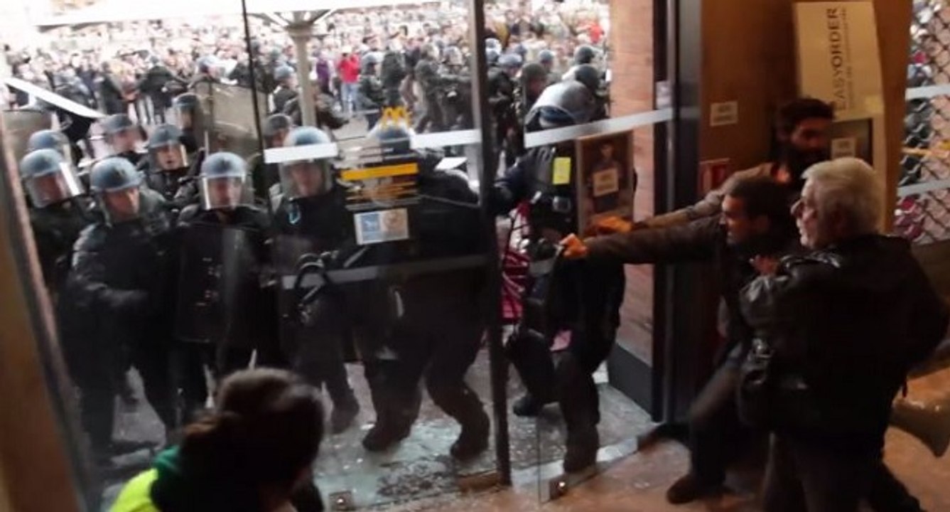 Des CRS brisent les portes vitrées du McDonald’s !!!