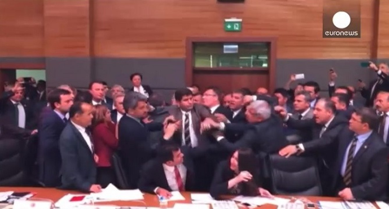 Sa part en sucette au parlement Turc!!